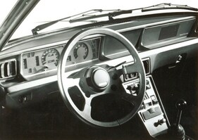 Fiat X 1/9 (1972) – Geradliniges Armaturenbrett