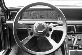 Fiat X 1/9 (1972) – Hübsches Lenkrad und Instrumente hinter einer Blende
