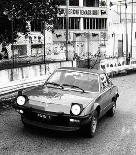 Fiat X 1/9 (1972) – Vor dem Start-Ziel-Gebäude der Targa Florio