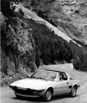 Fiat X 1/9 (1974) - unterwegs auf Bergstrassen mit geöffnetem Targadach