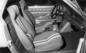 Fiat X 1/9 (1976) - Interieur des von Bertone gebauten Mittelmotorsportwagens
