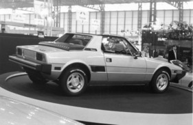 Fiat X 1/9 (1978) - gröbere Stossfänger und grösserer Motor, präsentiert am 1. Autosalon von Birmingham