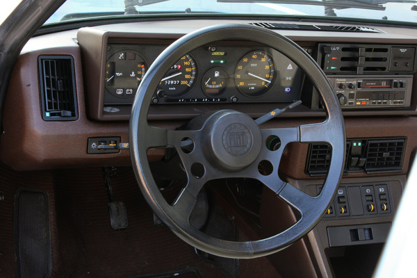 Fiat X 1/9 (1979) - das Lenkrad erinnert an den Lamborghini Marzal
