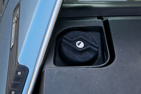 Fiat X 1/9 (1979) - der Tank liegt hinter dem Fahrer und wird hinter dem Überrollbügel befüllt