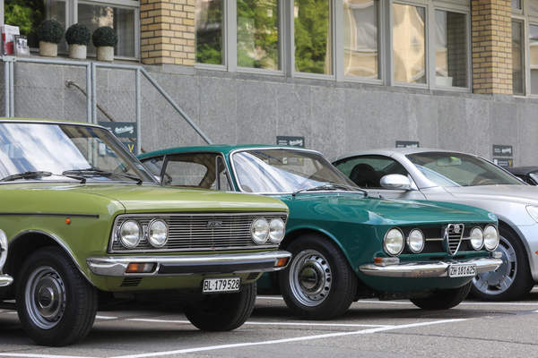 Fiat und Alfa lackiert in der traditionellen italienischen Rennfarbe von einem Lackierer mit Rot-Grün-Schwäche – Older Classics Mai 2024