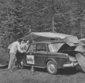 Fiat vs. VW vs. DKW im hobby Super-Test - Beim ersten Camping auf einer idyllischen Bergwiese zeigte sich, dass in den drei Wagen tatsächlich drei Campingausrüstungen untergebracht waren. Fiat vs. VW vs. DKW im hobby Super-Test - Beim ersten Camping auf einer idyllischen Bergwiese zeigte sich, dass in den drei Wagen tatsächlich drei Campingausrüstungen untergebracht waren.