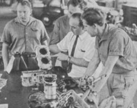Fiat vs. VW vs. DKW im hobby Super-Test - Sehr zufrieden war der Dekra-Prüfingenieur mit dem Zustand des VW-Triebwerks, das kaum Spuren der harten Belastungen zeigte.