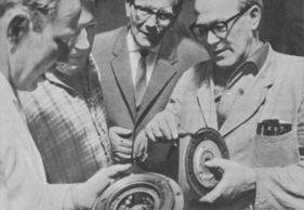 Fiat vs. VW vs. DKW im hobby Super-Test - Stück um Stück der zerlegten Triebwerke wird von Dekra-Ingenieuren kritisch geprüft.