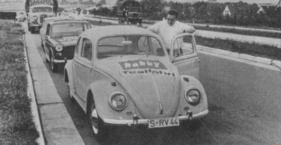 Fiat vs. VW vs. DKW im hobby Super-Test - Umsichtig fahren die beiden Tester Wagen um Wagen auf der Autobahn Stuttgart-Heilbronn.