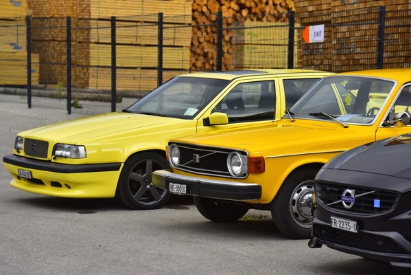 Bild: Fifty Shades of Gelb: Volvo 145 (1968) und 850 (1991) – Swiss Volvo Meeting 2023