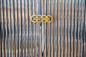 Filigree emblem on solid radiator grille - Techno Classica 2023