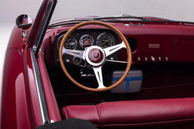 Fina Sport Convertible (1956) - schlichtes Interieur mit Armaturenbrett in Wagenfarbe