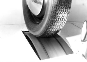 Firestone demonstriert die Haftfähigkeit auf einer Deformationsvorrichtung - Genfer Autosalon 1967