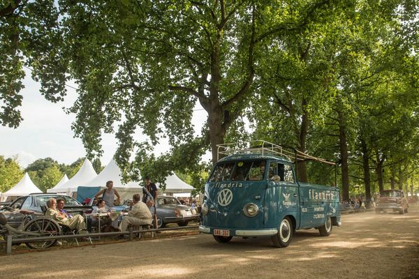 Bild: Flanieren im Flandria Pritschen-Bus von Volkswagen - Classic Days Schloss Dyck 2019