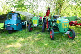 Fleißige Bienchen: Neben einem Ape-Dreirad stehen Holder-Traktoren für den Arbeitseinsatz bereit. – Bockhorner Oldtimermarkt 2025