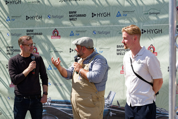 Florian Fegeler (links) von der Zitadelle Spandau im Gespräch mit Ulf Schulz (Mitte) und Luzian Born – Oldtimer Open Air 2024