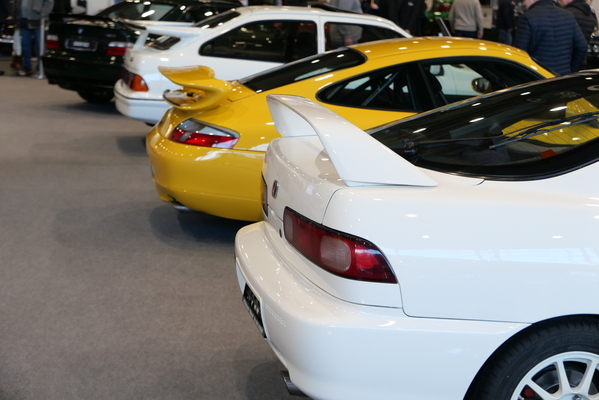 Flügelparade am Gemeinschaftstand "Modern Classics" der BCM, Classic Data und Nordstern Classic GmbH: Honda Integra Type R von 1998, Porsche 911 GT3 Clubsport von 1999 und Ford Sierra RS Cosworth von 1986 – Bremen Classic Motorshow 2025