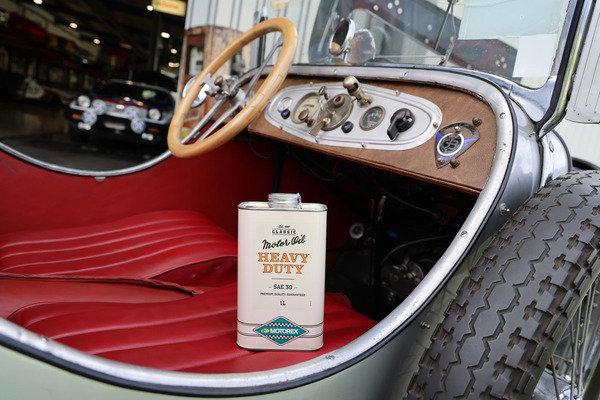 Bild: Flüssige Fahrassistenz – MOTOREX Classic Line Heavy Duty SAE 30 in der Classic Garage Wangen (SZ)