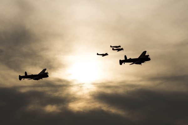 Bild: Flugzeugdemonstration - Lancaster Bomber im Sonnenuntergang - Goodwood Revival 2014