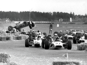Fly & Drive - 1969 kracht es in München-Neubiberg bei der Formel 3 gleich in der Startrunde