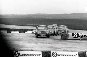 Fly & Drive - Auto Union 1000S beim Flugplatz-Tourenwagenrennen bis 1000 ccm im Jahr 1961