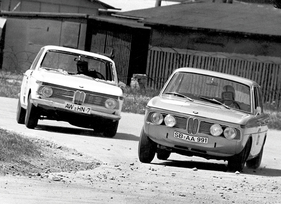Fly & Drive - BMW 1800 im Zweikampf beim Flugplatzrennen Trier 1966