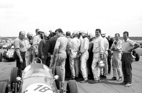 Fly & Drive - Fahrerbesprechung Flugplatzrennen Mainz Finthen 1966