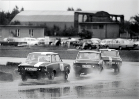 Fly & Drive - GLAS 1304 TS-Privatfahrer raufen beim verregneten Flugplatzrennen Wunstorf 1967 um den Klassensieg