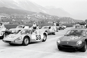 Fly & Drive - Posche 904 GTS und Fiat-Abarth in der Startaufstellung zum GT-Rennen Innsbruck 1964