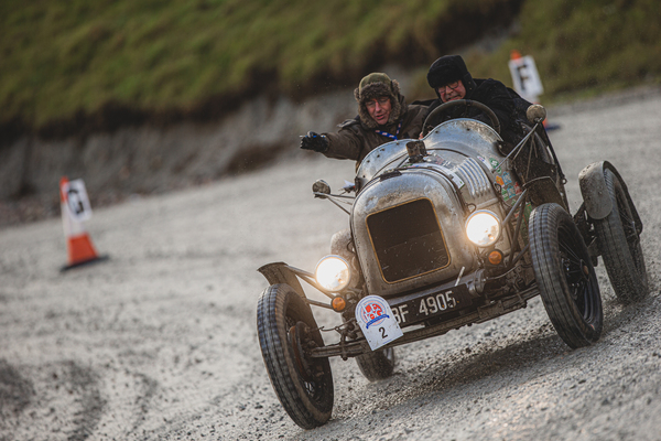 Ford (1925) - LeJog Rallye 2019 - Das Fahren im offenen Vorkriegsrenner fordert die Besatzung ganz besonders