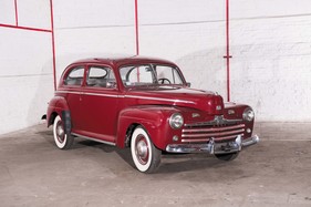 Ford 2 Door Sedan (1946) - als Lot 67 angeboten an der Artcurial "On the Road" Versteigerung am 9. Oktober 2016