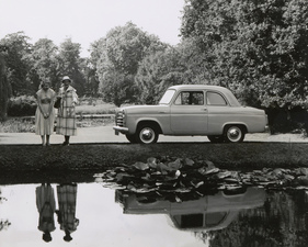 Ford Anglia (1953) - zwei Damen bei einem Teich