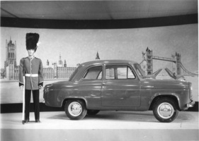 Ford Anglia (1955) - in aufwändig gestaltetem Diorama auf dem Ford-Stand - Genfer Automobilsalon 1955