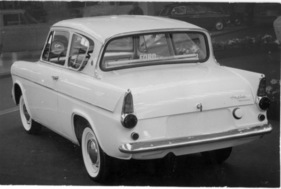 Ford Anglia (1960) - schräg geneigte Heckscheibe mit unverkennbarer Note - Genfer Autosalon 1960