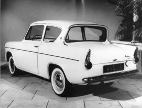 Ford Anglia (1962) - die Heckscheibe war gegen vorne geneigt