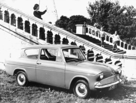 Ford Anglia (1962) - die verkehrt herum geneigte Heckscheibe war das Besondere