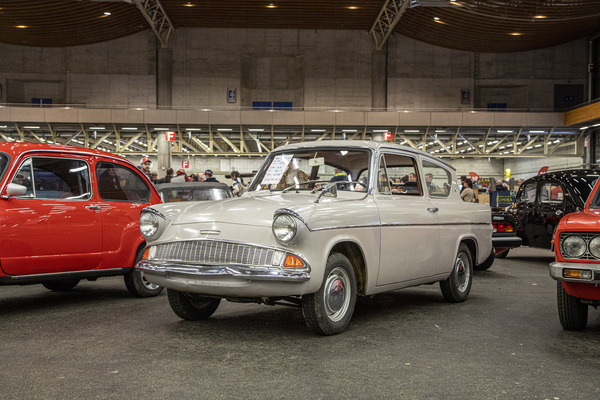 Ford Anglia (1966) – auf Harry Potters Spuren: Auch ein rüstiger Ford Anglia stand in Fribourg im Angebot – Swiss RetroMecanika 2023