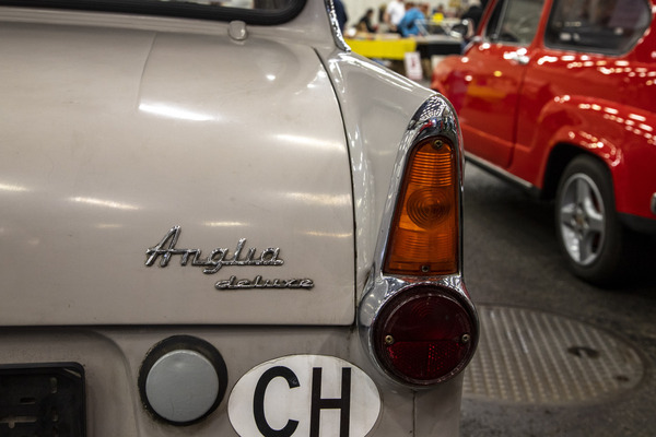 Ford Anglia (1966) – auf Harry Potters Spuren: Auch ein rüstiger Ford Anglia stand in Fribourg im Angebot – Swiss RetroMecanika 2023
