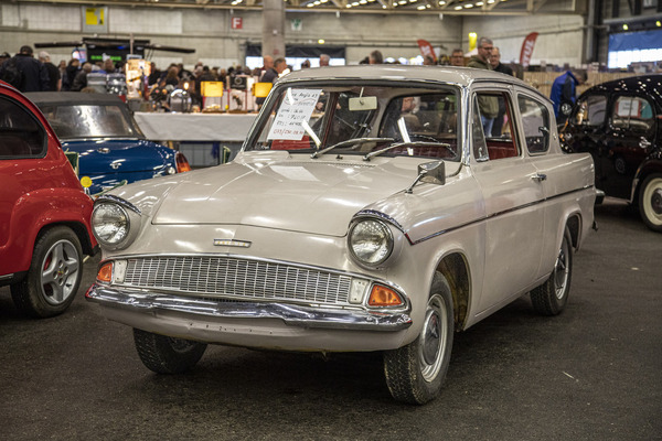 Ford Anglia (1966) – auf Harry Potters Spuren: Auch ein rüstiger Ford Anglia stand in Fribourg im Angebot – Swiss RetroMecanika 2023