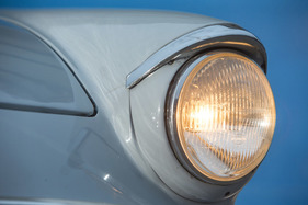 Ford Anglia De Luxe (1961) - auffällige Scheinwerfer mit "Augenlied"