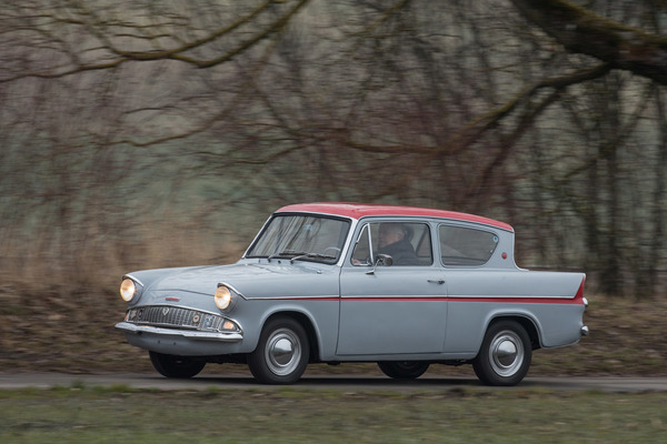 Ford Anglia De Luxe (1961) - die meisten dieser Autos blieben auf der Strasse, denn aus eigener Kraft fliegen konnten sie nicht ...