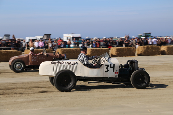 Bild: Ford Boattail (1930) - Der Spruch gilt auch heute noch: "In my day, the drivers were fat and the tires were skinny"