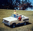 Ford Bronco (1966) - Den beiden Damen schein das Dunes Duster Concept Car zu gefallen (© Ford Archiv / Werk, 1966) Ford Bronco (1966) - Den beiden Damen schein das Dunes Duster Concept Car zu gefallen (© Ford Archiv / Werk, 1966)