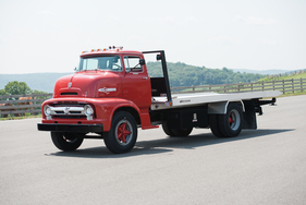 Ford C-750 Roll-Back Truck (1956) - als Lot 224 an der RM Auction Hershey vom 9./10. Oktober 2014