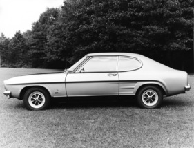 Ford Capri 1700 GT (1970) - bei den nicht funktionalen Lüftungsöffnungen hinten vor den Radläufen fehlt an diesem GT-Modell das Ziergitter