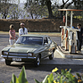 Pressefoto von 1972: Zum Tanken hat die Dame ihren 1700 GT denkbar ungünstig parkiert. Ob die Jungs rechts deshalb so skeptisch schauen?