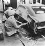 Ford Capri (1969) - Karosserieschneider bei der Arbeit - die Form wurde völlig neu entwickelt, nur auf Technikkomponenten musste Rücksicht genommen werden