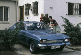 Traum der jungen Familie anno 1970: Ein eigenes Haus und ein XLR-Capri in Hellblaumetallic.