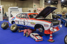 Ford Capri (1972) - hier wird noch etwa Hand angelegt vor dem Start (Retro Classics Cologne 2017) Ford Capri (1972) - hier wird noch etwa Hand angelegt vor dem Start (Retro Classics Cologne 2017)