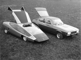 Ford Capri (1974) neben der Studie Ford Coins von Ghia - gemeinsam ist ihnen die Heckklappe